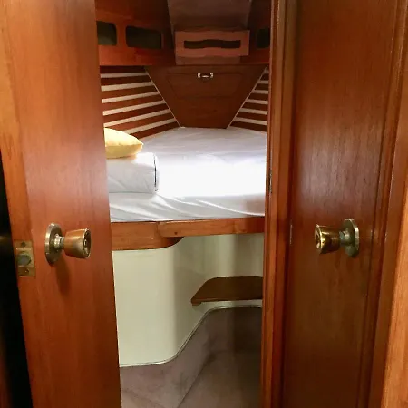 Botel Location Insolite En Voilier, Navigation, Coucher De Soleil, Et Baignades En *