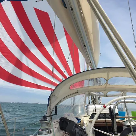 Location Insolite En Voilier, Navigation, Coucher De Soleil, Et Baignades En Botel *