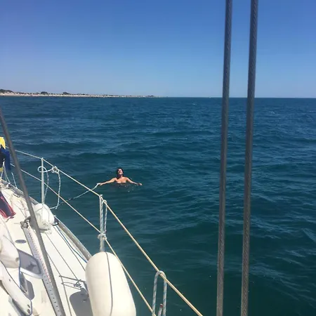 Location Insolite En Voilier, Navigation, Coucher De Soleil, Et Baignades En *