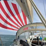 Location Insolite En Voilier, Navigation, Coucher De Soleil, Et Baignades En Botel *