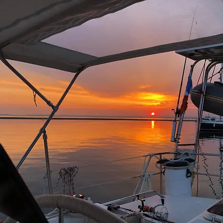 Botel Location Insolite En Voilier, Navigation, Coucher De Soleil, Et Baignades En Le Grau-du-Roi