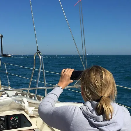 Location Insolite En Voilier, Navigation, Coucher De Soleil, Et Baignades En *