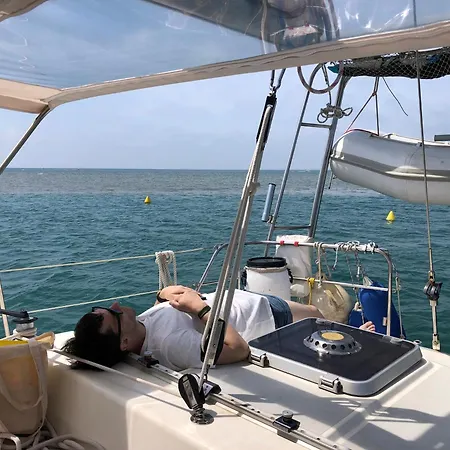 Location Insolite En Voilier, Navigation, Coucher De Soleil, Et Baignades En Botel