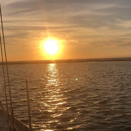 Location Insolite En Voilier, Navigation, Coucher De Soleil, Et Baignades En * Le Grau-du-Roi