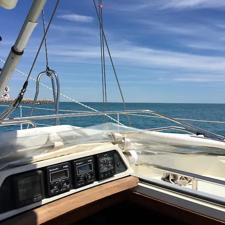 Location Insolite En Voilier, Navigation, Coucher De Soleil, Et Baignades En * Le Grau-du-Roi