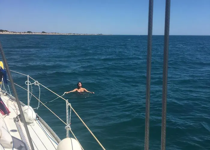 Location Insolite En Voilier, Navigation, Coucher De Soleil, Et Baignades En *