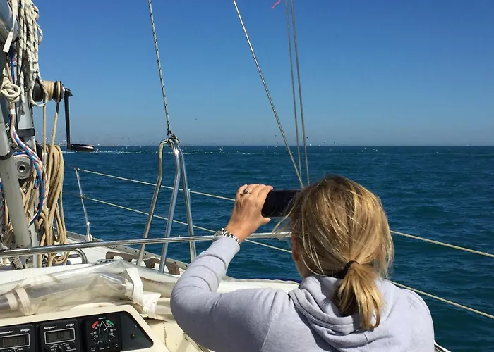 Location Insolite En Voilier, Navigation, Coucher De Soleil, Et Baignades En *